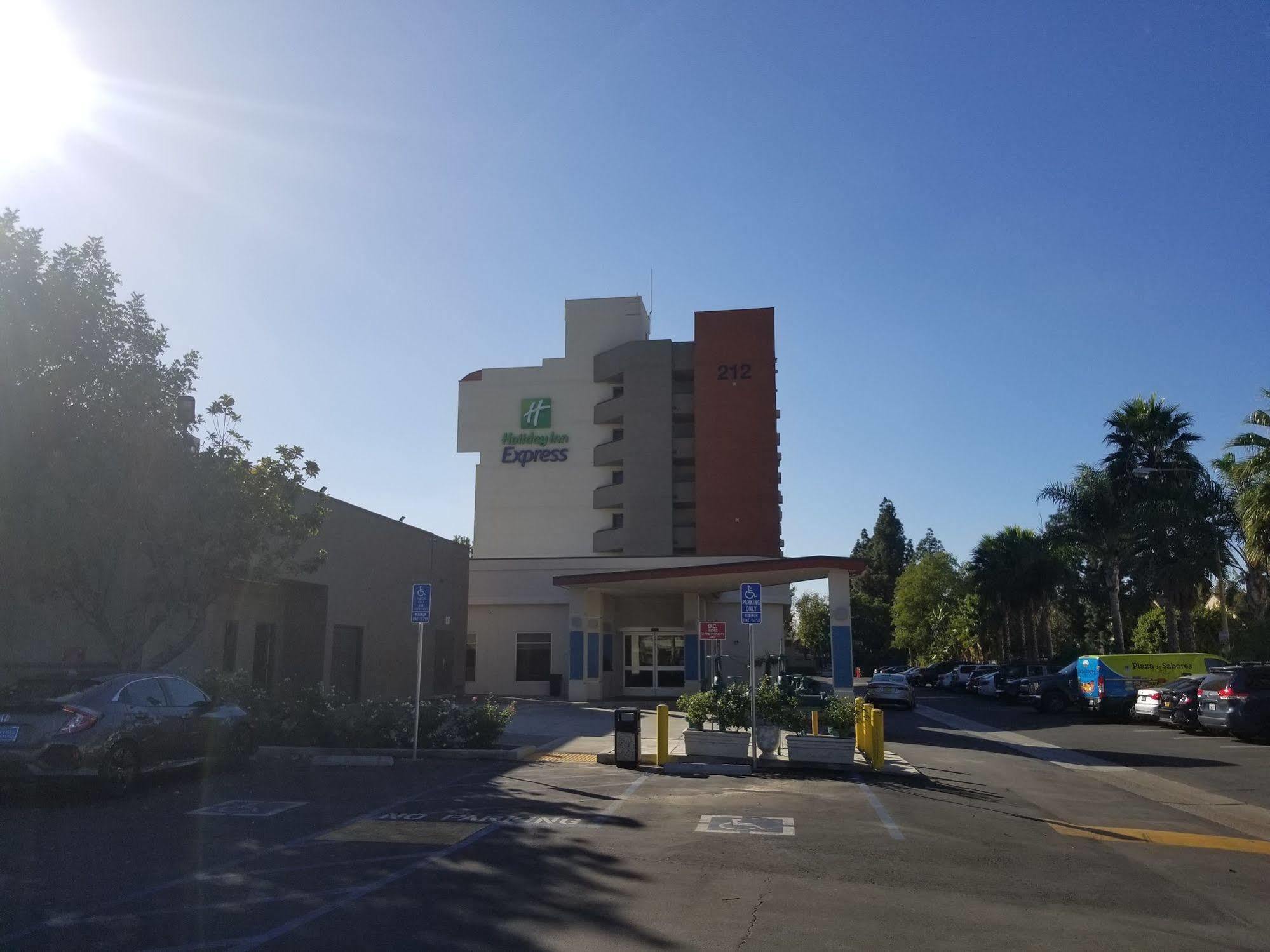Holiday Inn Express Fullerton-Anaheim By Ihg Exterior foto